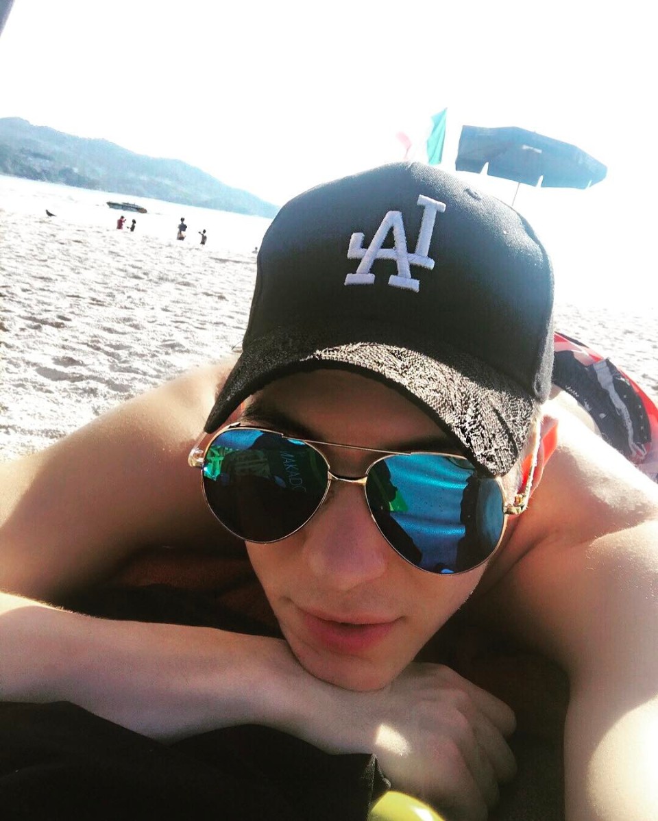 А также демонстрировать другие атрибуты роскошной жизни.