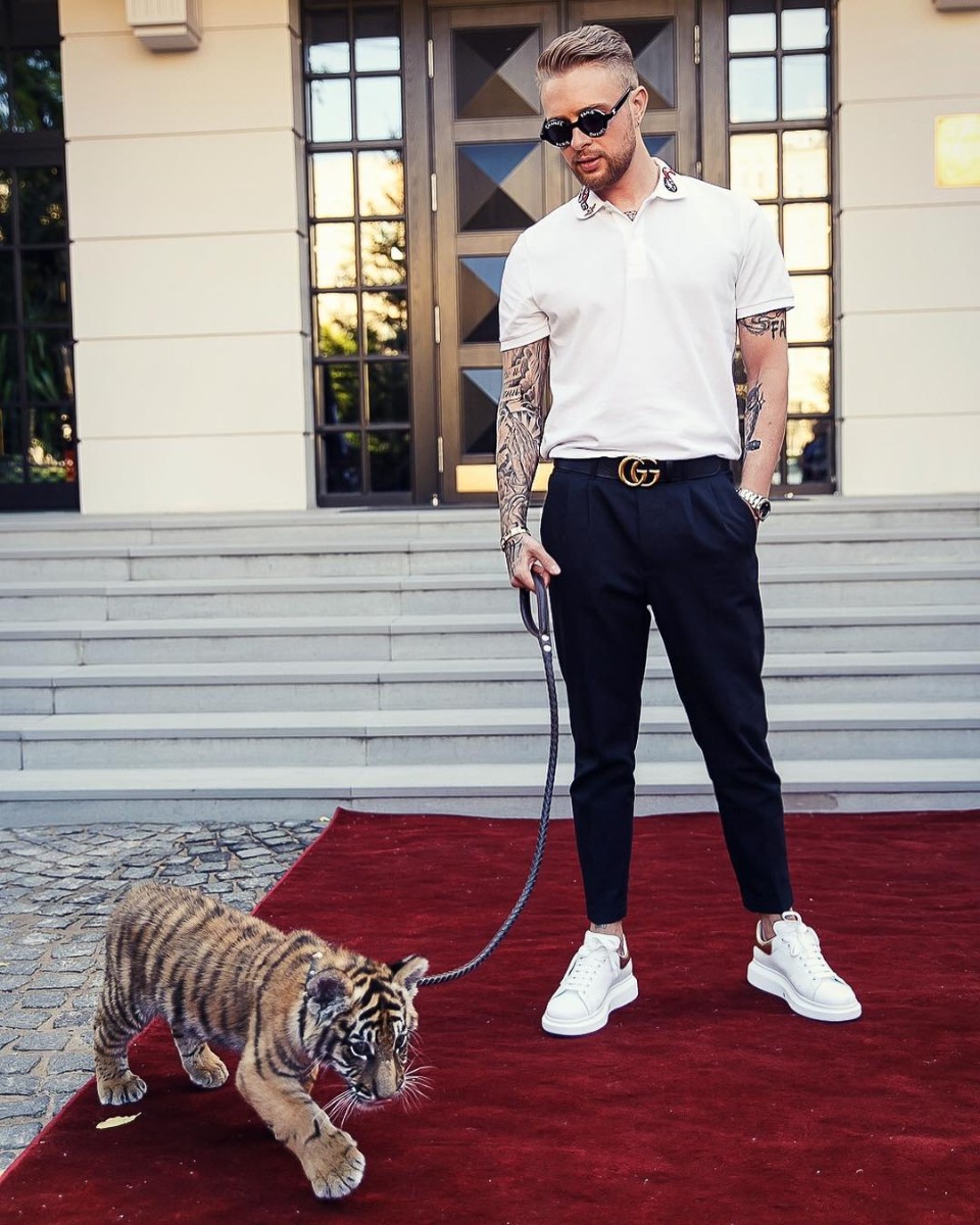 Стильный Егор Крид в луке от лучших модных домов ведет тигра