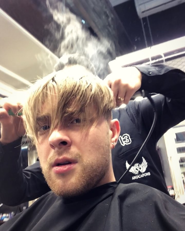 Егор Крид в барбершопе с дымящейся головой