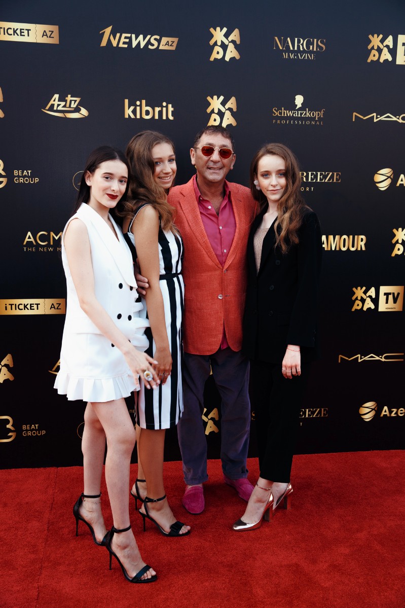 Григорий Лепс с дочкой Евой (справа), которая является участницей девичьей группы Cosmos Girls.