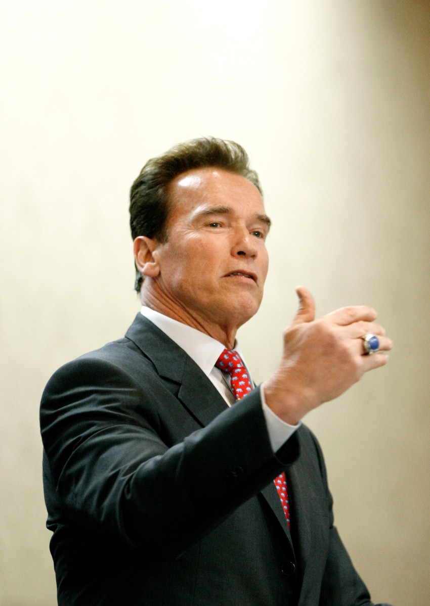 Один факт из жизнь Арнольда оставил неприятный след в карьере актера и политика — его отец был членом нацистской партии.