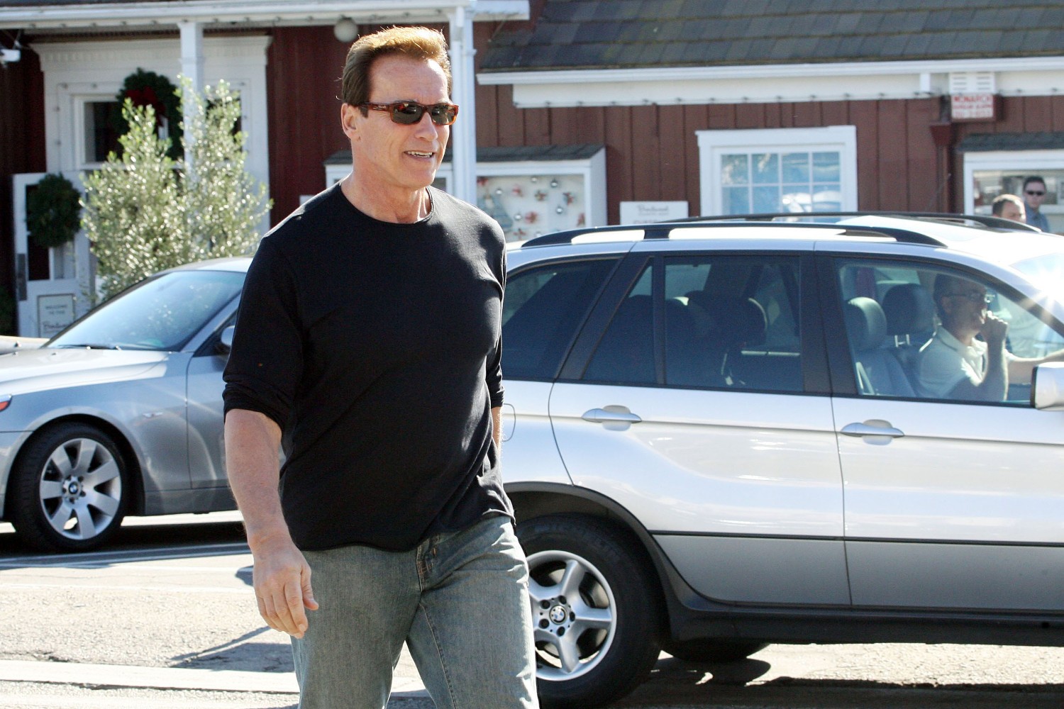 Чтобы в очередной раз удивить общественность, Арни на личном 46-тонном танке раздавил 9-метровый лимузин Lincoln TownCar.