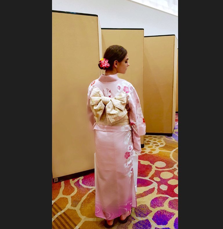 При этом 18-летняя фигуристка не забывает о своей личной жизни и постепенно осваивается к новым условиям за границей. Своими впечатлениями Медведева регулярно делится со своими подписчиками в социальных сетях.