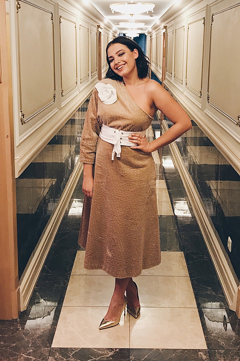 Призер пятого сезона Дарья Антонюк продолжает блистать на сцене школы-студии МХАТ. Также звезда недавно получила в подарок от известного банка миллион рублей на съемки клипа.