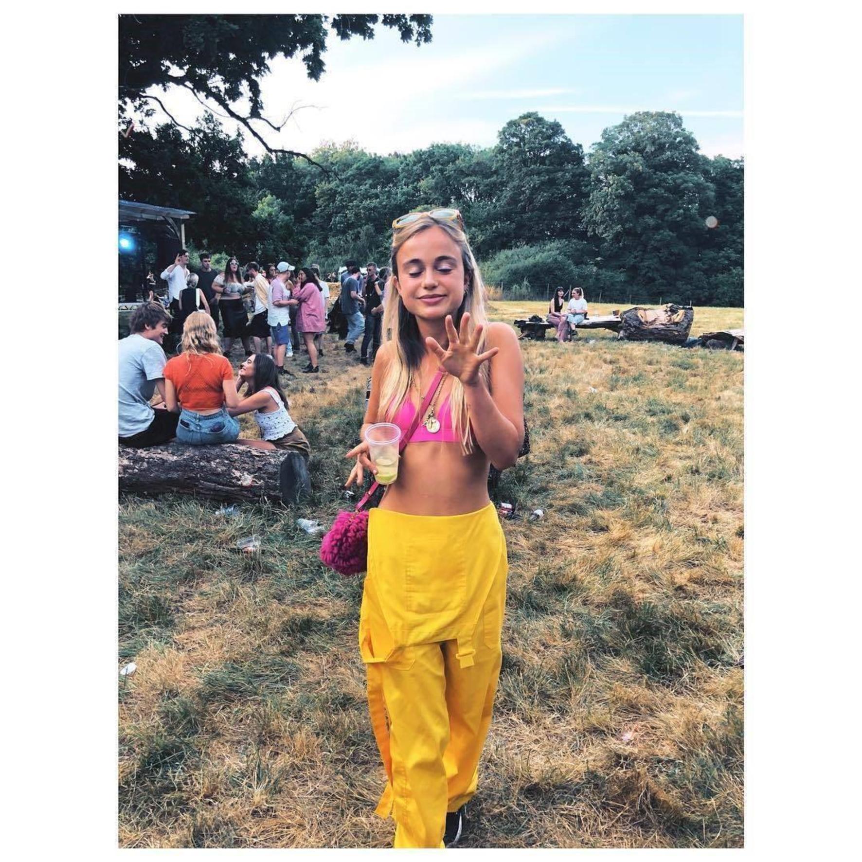 Девушка не боится быть яркой.