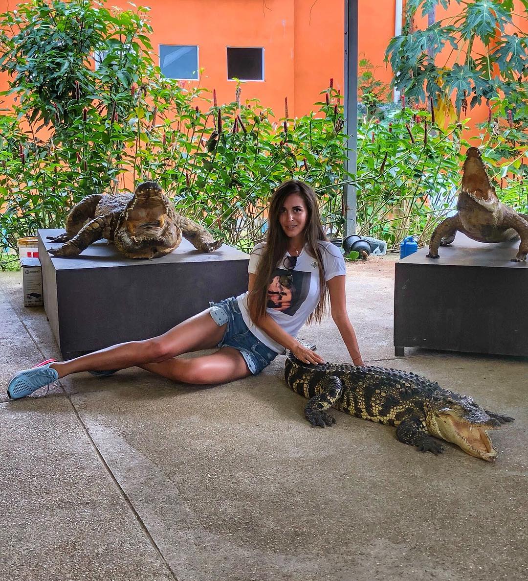 Судя по снимкам, не смущает ее и соседство с рептилиями.