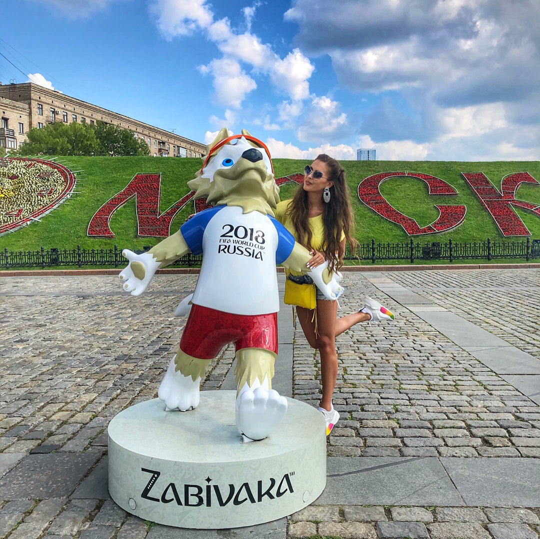 Разумеется, Анна Бузова уделила внимание и "футболомании", захлестнувшей всю Россию на время проведения чемпионата мира.