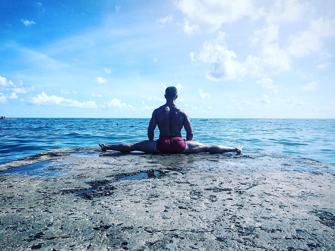 Не отстает от него российский актер Роман Курцын.