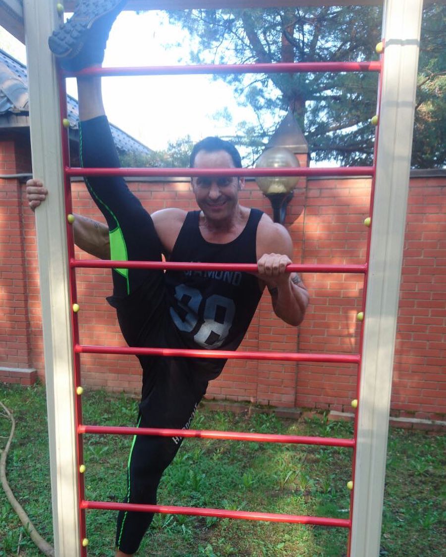 Певец Стас Костюшкин в свои 47 лет может похвастаться не только выдающейся растяжкой, но и задорным нравом.