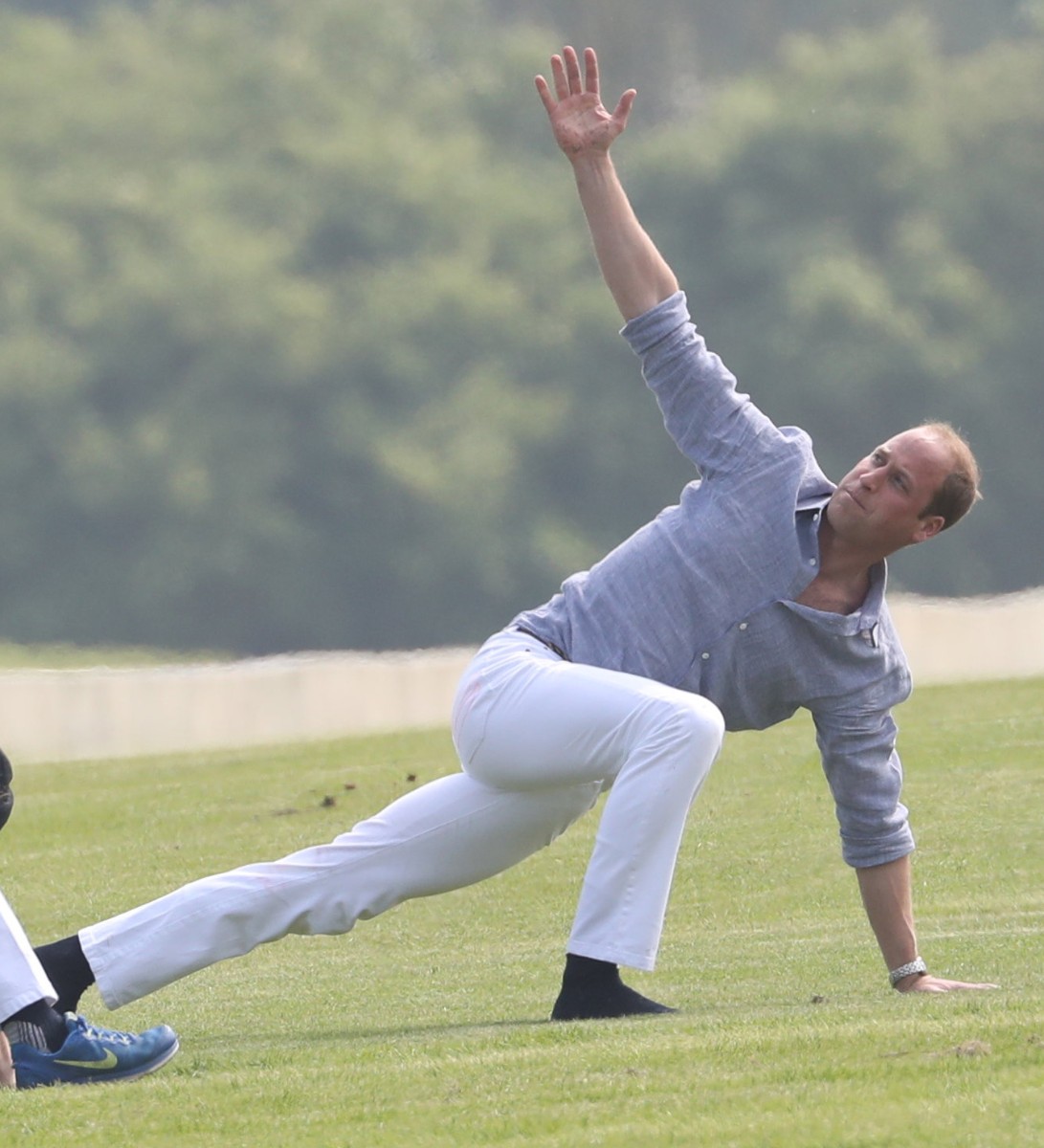 Даже принц Уильям уделяет внимание растяжке. Остается надеяться, что фирменных кадров "а-ля Волочкова" в его исполнении мы все же не увидим.