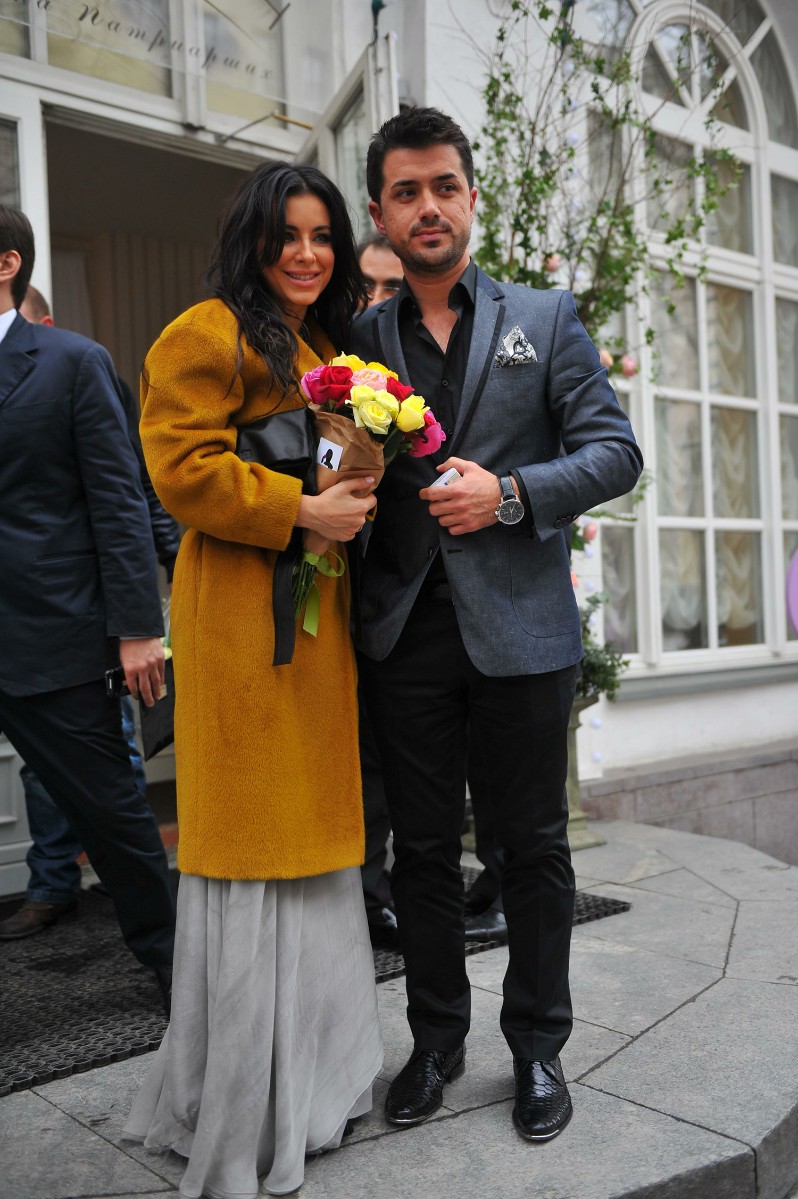 На протяжении нескольких лет певица была счастлива в браке, однако недавно мужчину засняли в объятиях другой женщины.