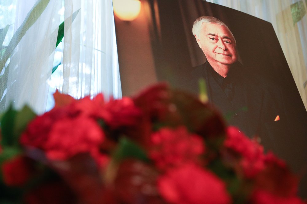 Портрет актера утопал в цветах.