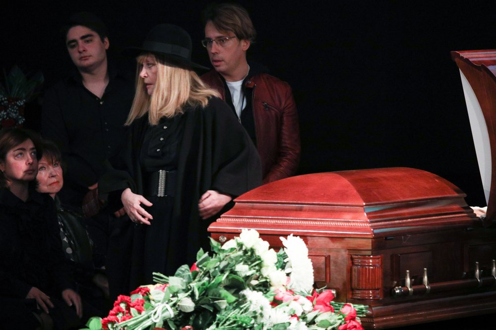 Пугачева не могла не приехать на похороны.