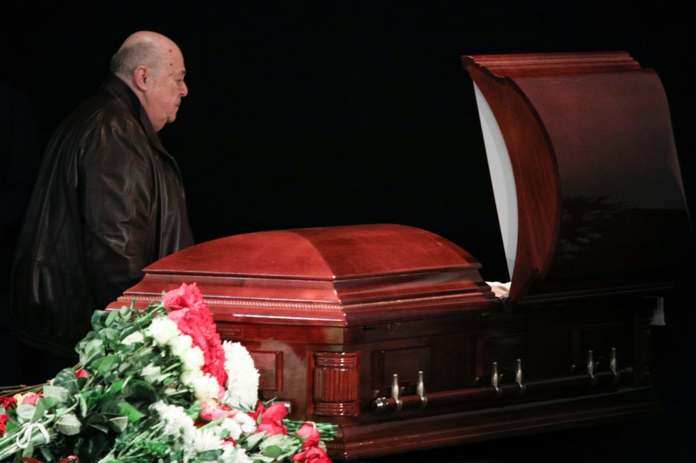 Александр Калягин у гроба друга.