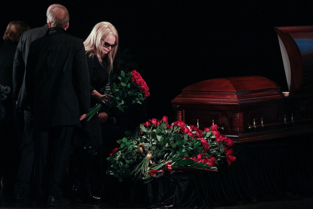 Долина принесла охапку алых роз.