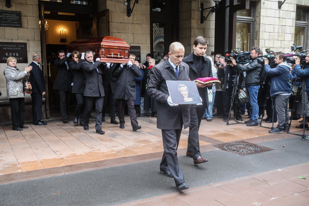 Проводили Карцева аплодисментами.