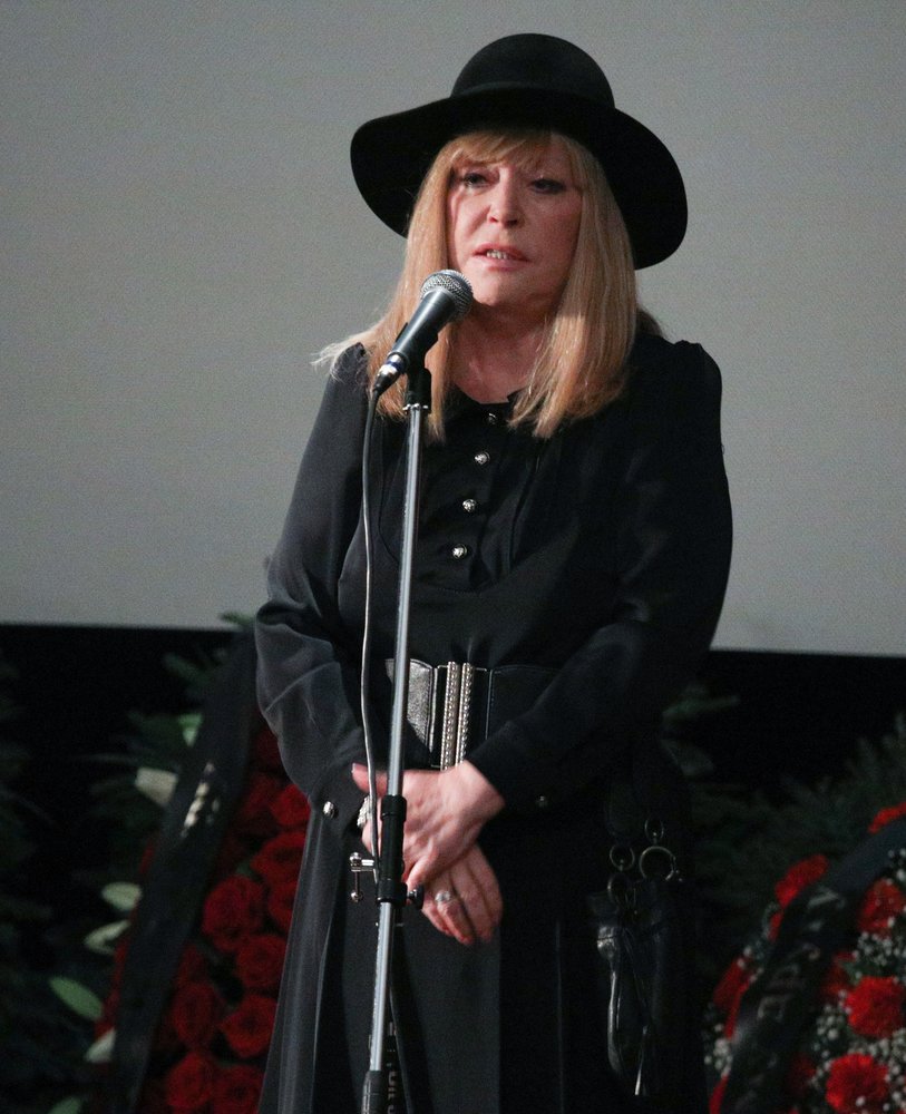 Стильная Пугачева произнесла трогательную речь у гроба.