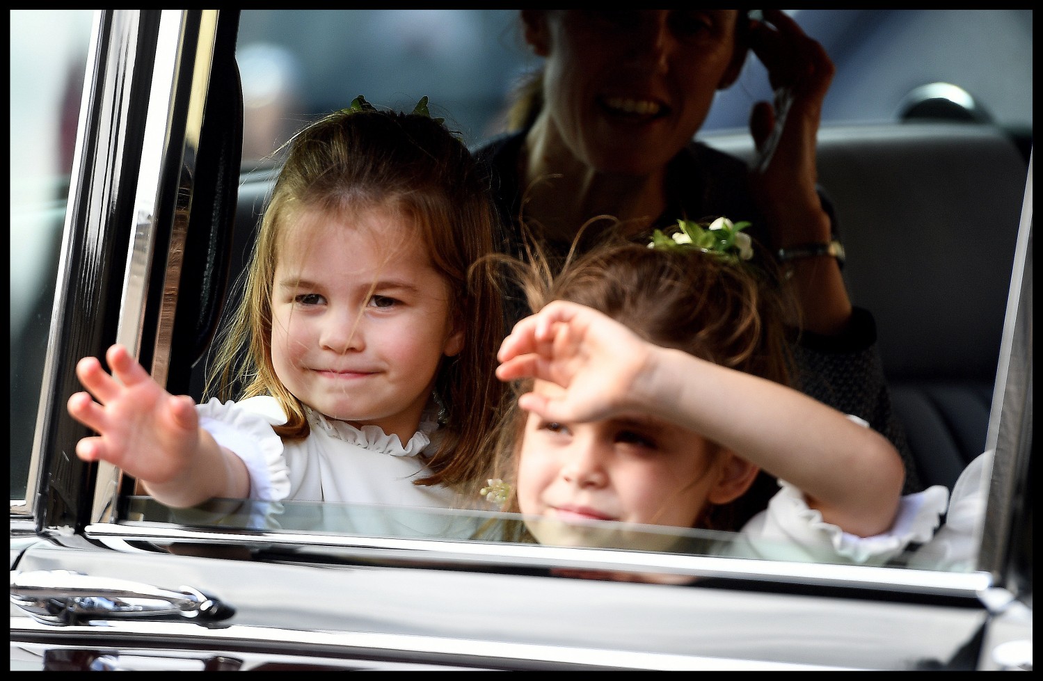 Принцесса Шарлотта, дочь Кейт и Уильяма (слева).