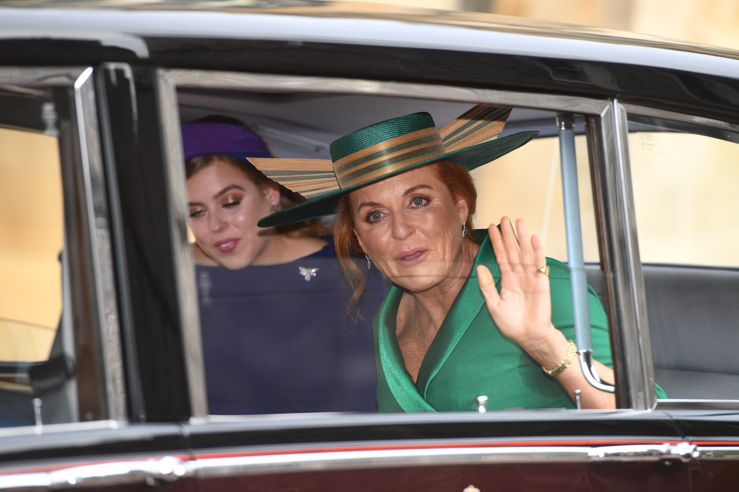 Мать невесты Сара Фергюсон со второй дочерью Беатрис.