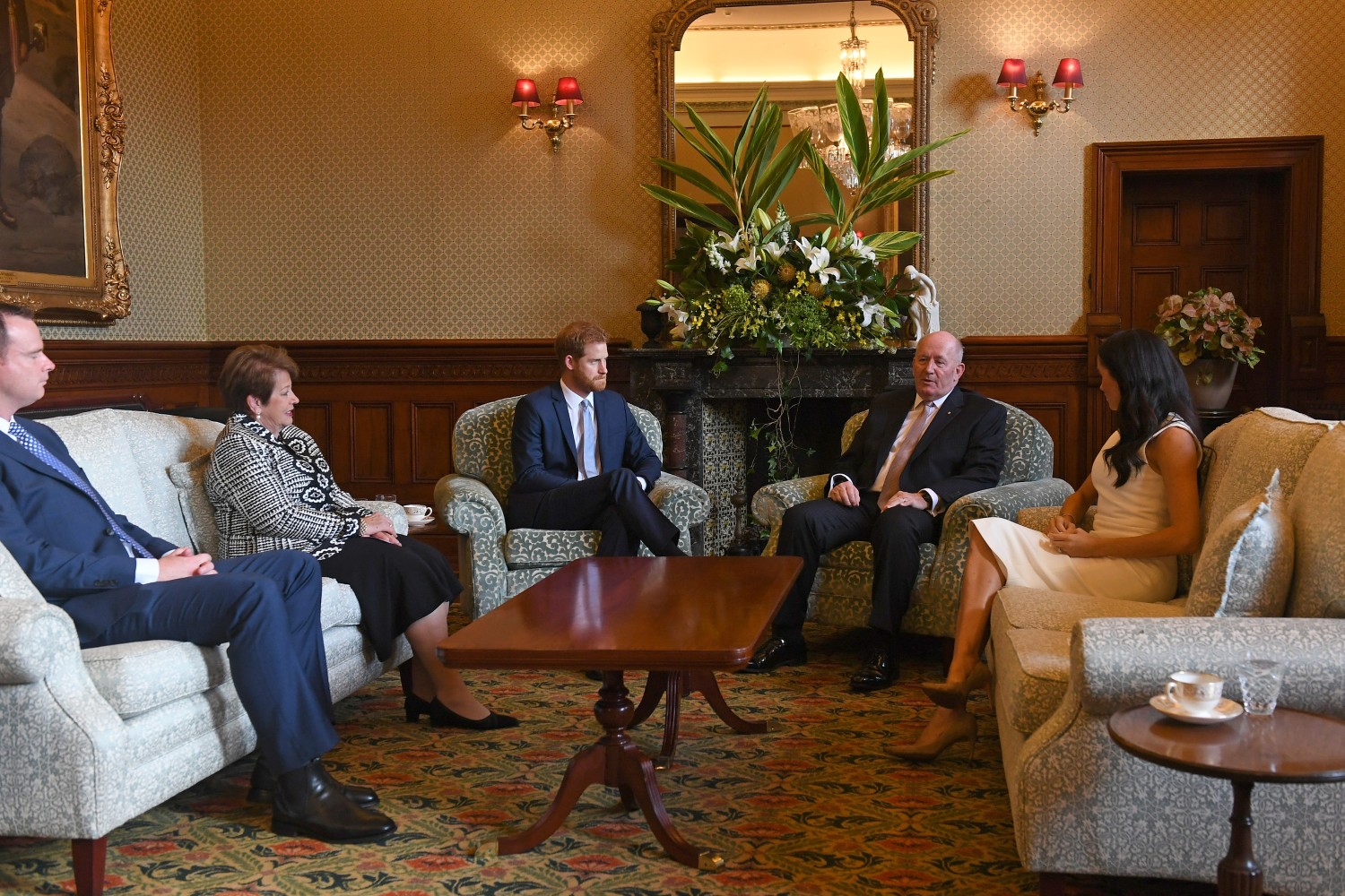Герцог и герцогиня Сассекские беседовали с генералом-губернатором Австралии Питером Косгроувом и его супругой