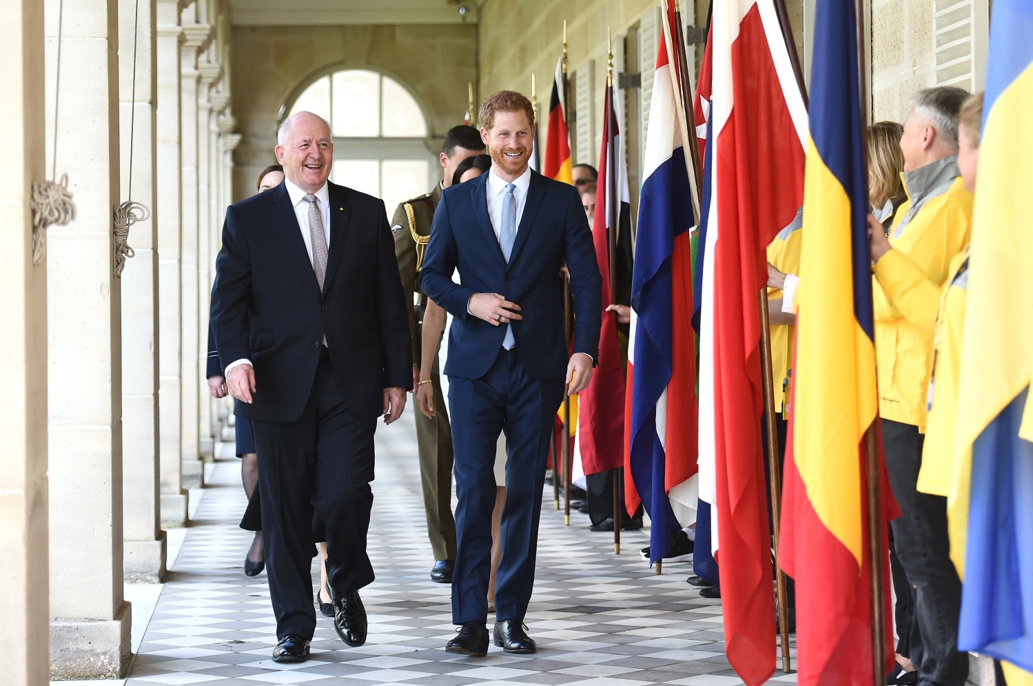 Генерал-губернатор Питер Косгроув тепло встретил Гарри и Меган и вручил будущим родителям несколько подарков