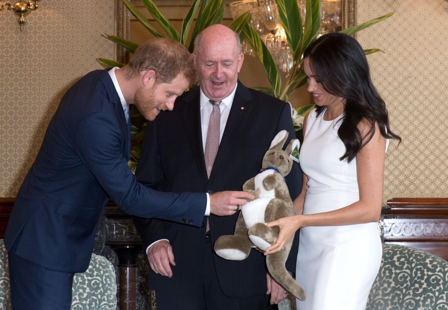 Генерал-губернатор Австралии подарил будущим родителям игрушечного кенгуренка