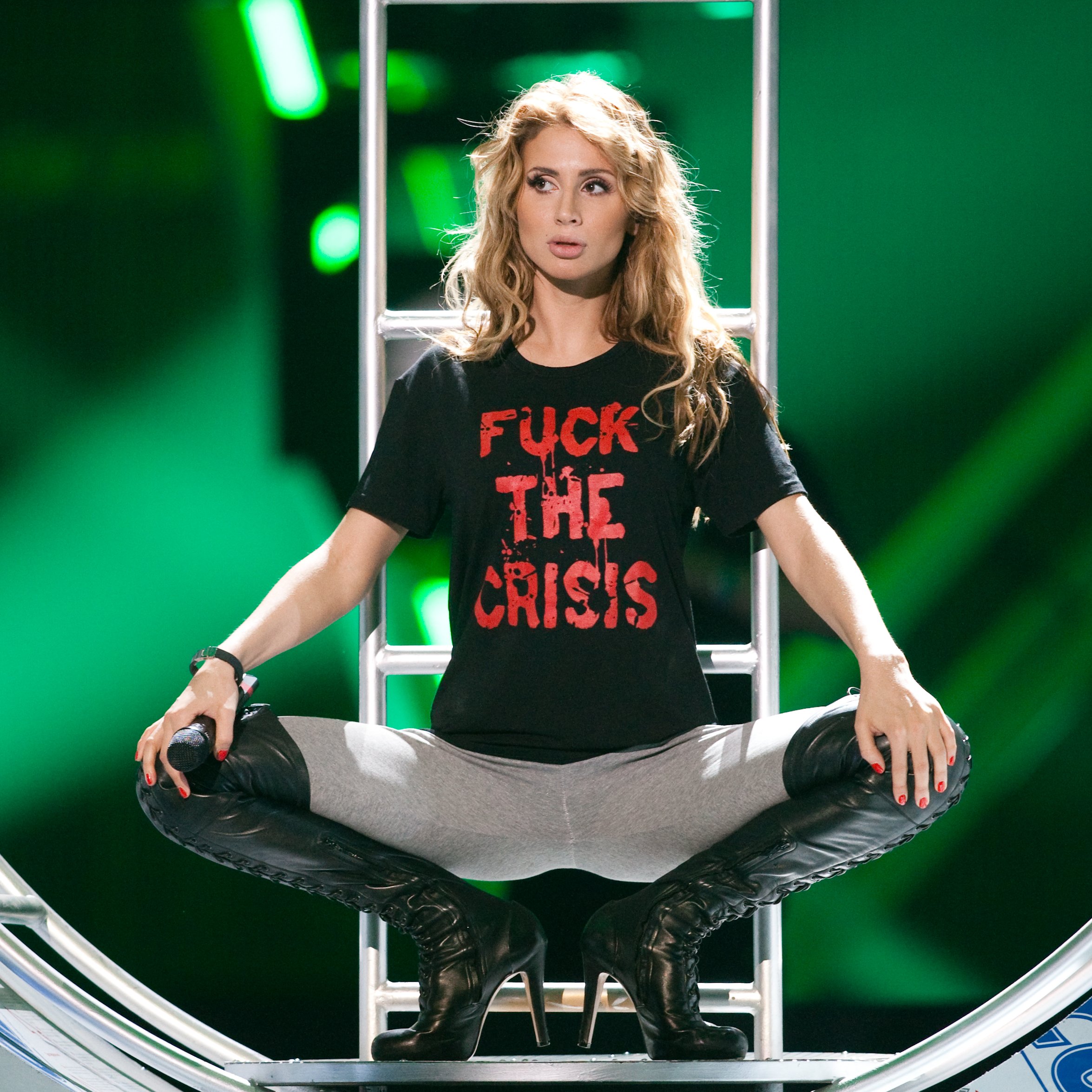 Сексуальности артистки можно только позавидовать.