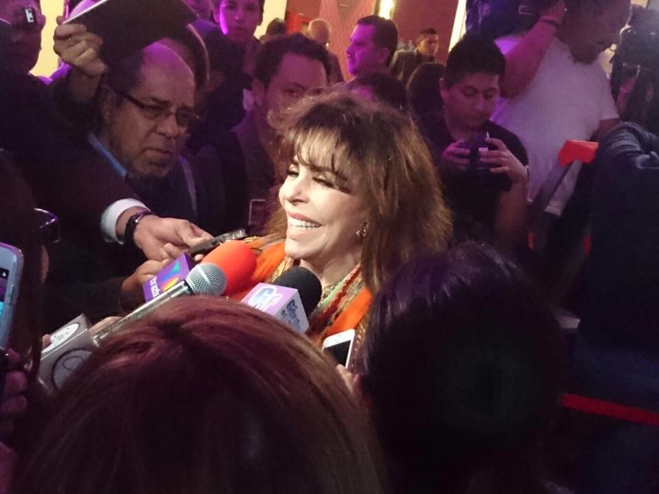 Журналисты неусыпно следят за Вероникой Кастро.