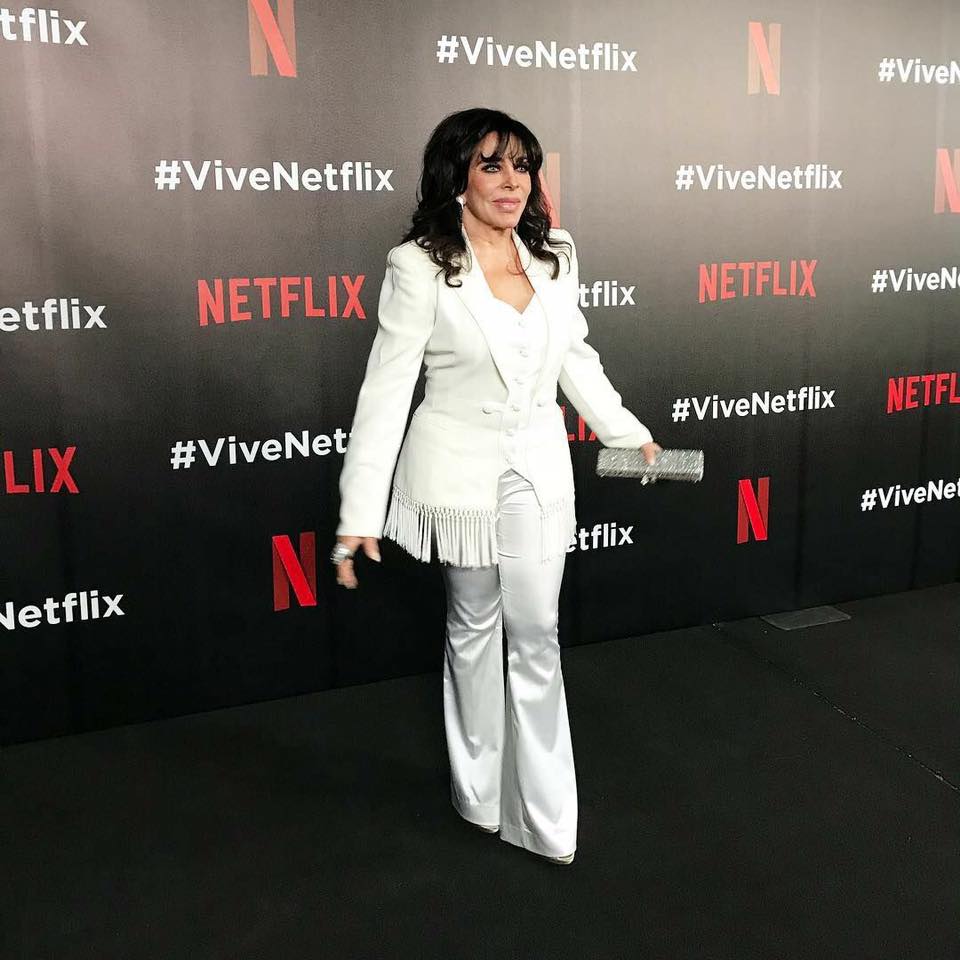 Актриса обладает небольшим ростом, но умеет выгодно себя преподнести.