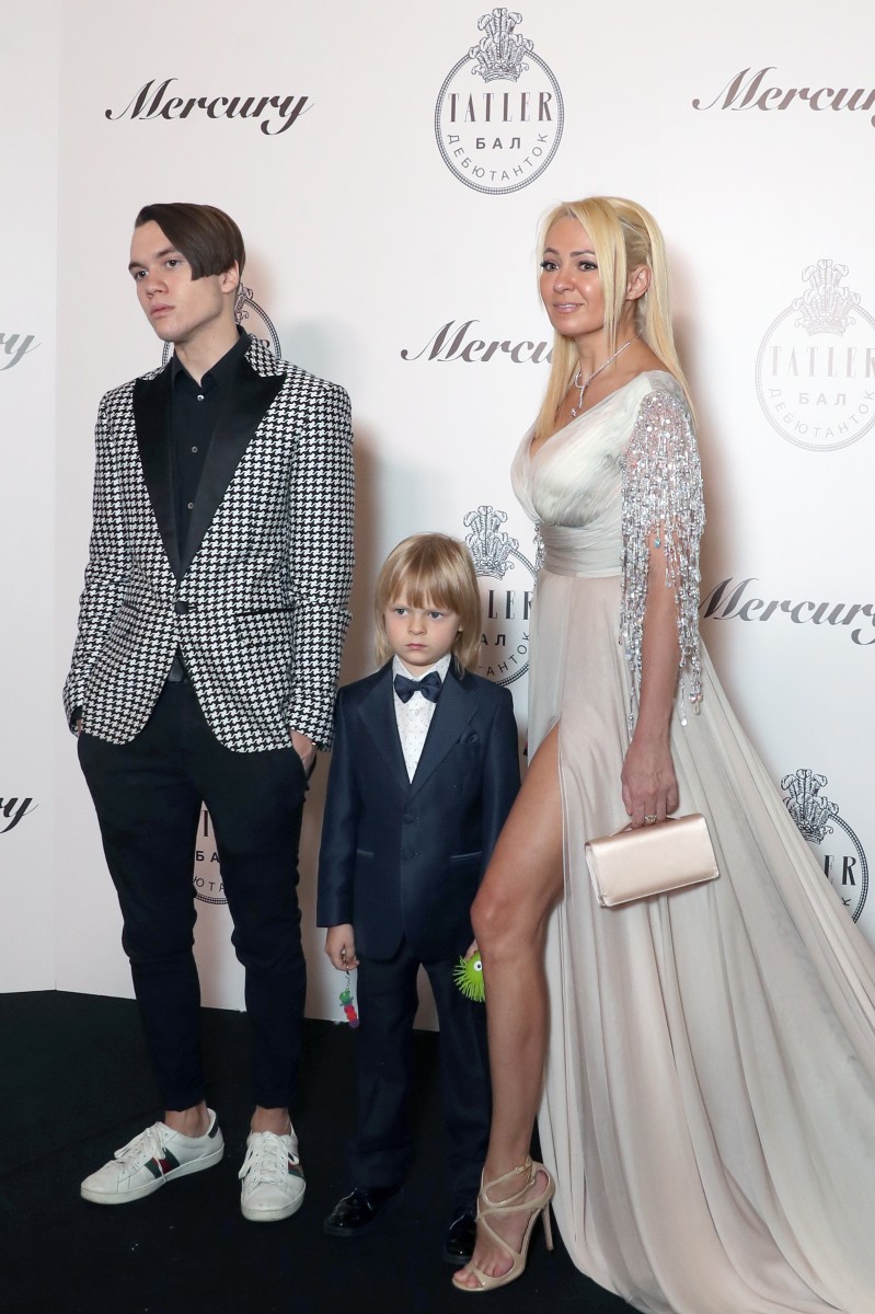 Продюсер Яна Рудковская и ее сыновья Александр Плющенко (в центре) и Николай Батурин.