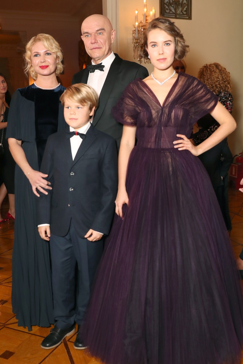 Лидер группы "Моральный кодекс" Сергей Мазаев, его жена Галина (слева), сын Петр и дочь Анна (справа).