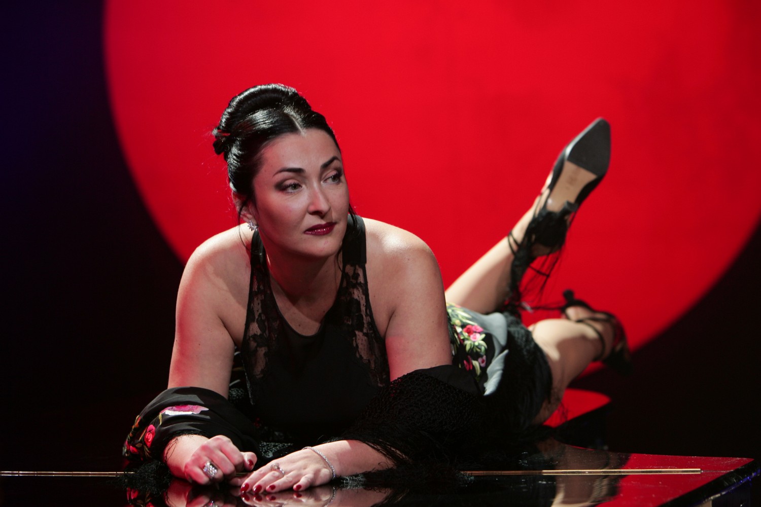 На сцене Лолита ведет себя абсолютно свободно.