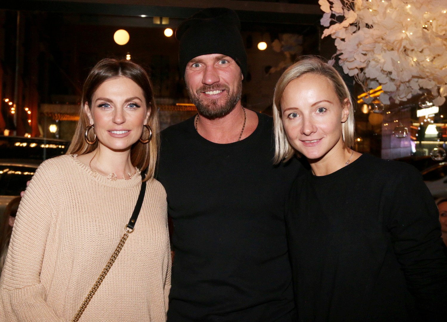 Александра Савельева, Роман Костомаров и Оксана Домнина дружат семьями.