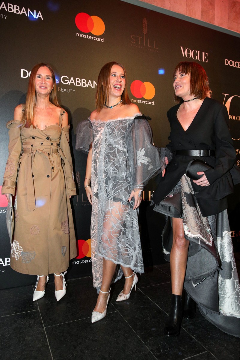 Дизайнер Алиса Рубан, телеведущая Ксения Собчак и дизайнер Юлия Рубан.