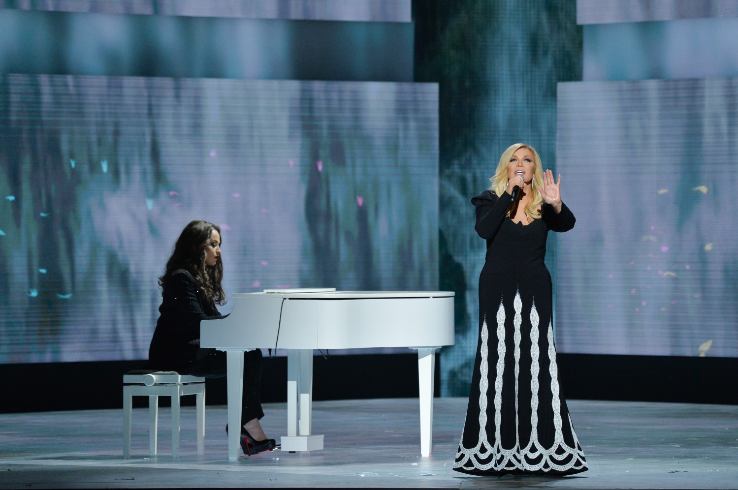 Михаил Гуцериев одержал победу в номинации "Поэт года". Песню на его слова "Ты в глаза мне посмотри" на сцене Кремлевского дворца исполнила певица Таисия Повалий, а аккомпанировала ей автор музыки, композитор Виктория Кохана.