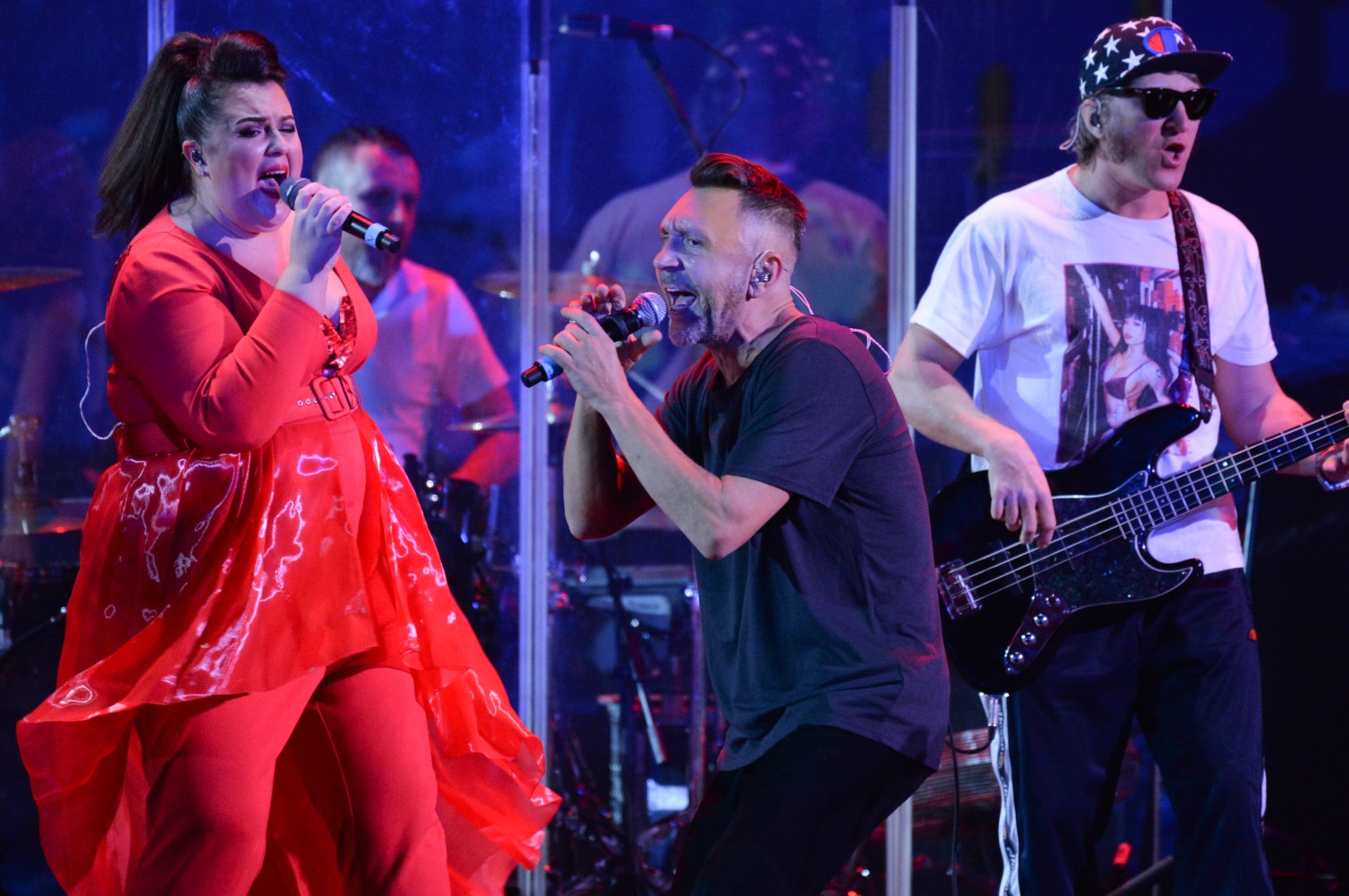 Сергей Шнуров открыл церемонию зажигательным сэтом.