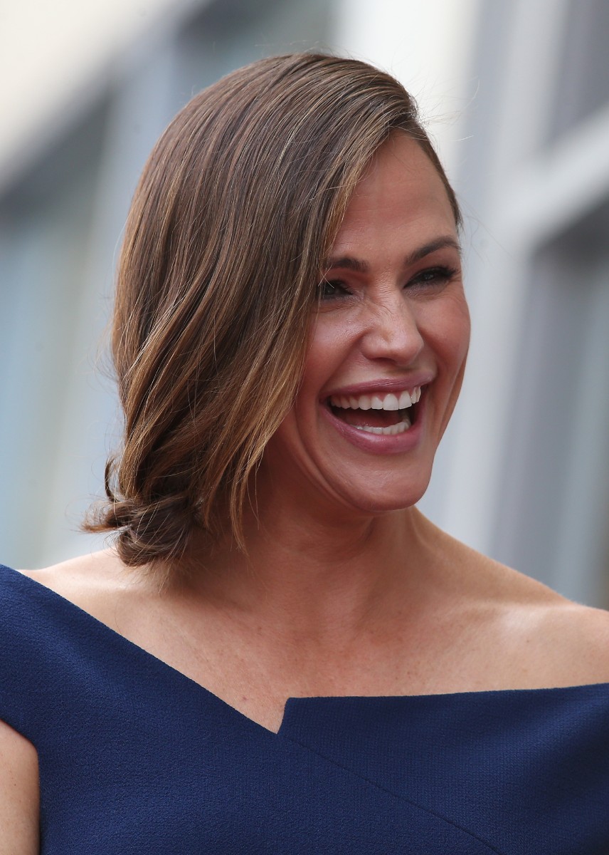 Дженнифер Гарнер рекомендуют прятать обвисшую кожу за водолазками и свитерами с горлом.