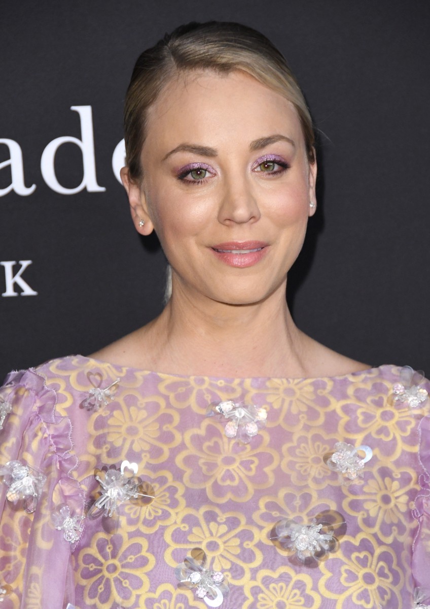 Кейли Куоко выглядела бы потрясающе, если бы не выдающие возраст морщинки.