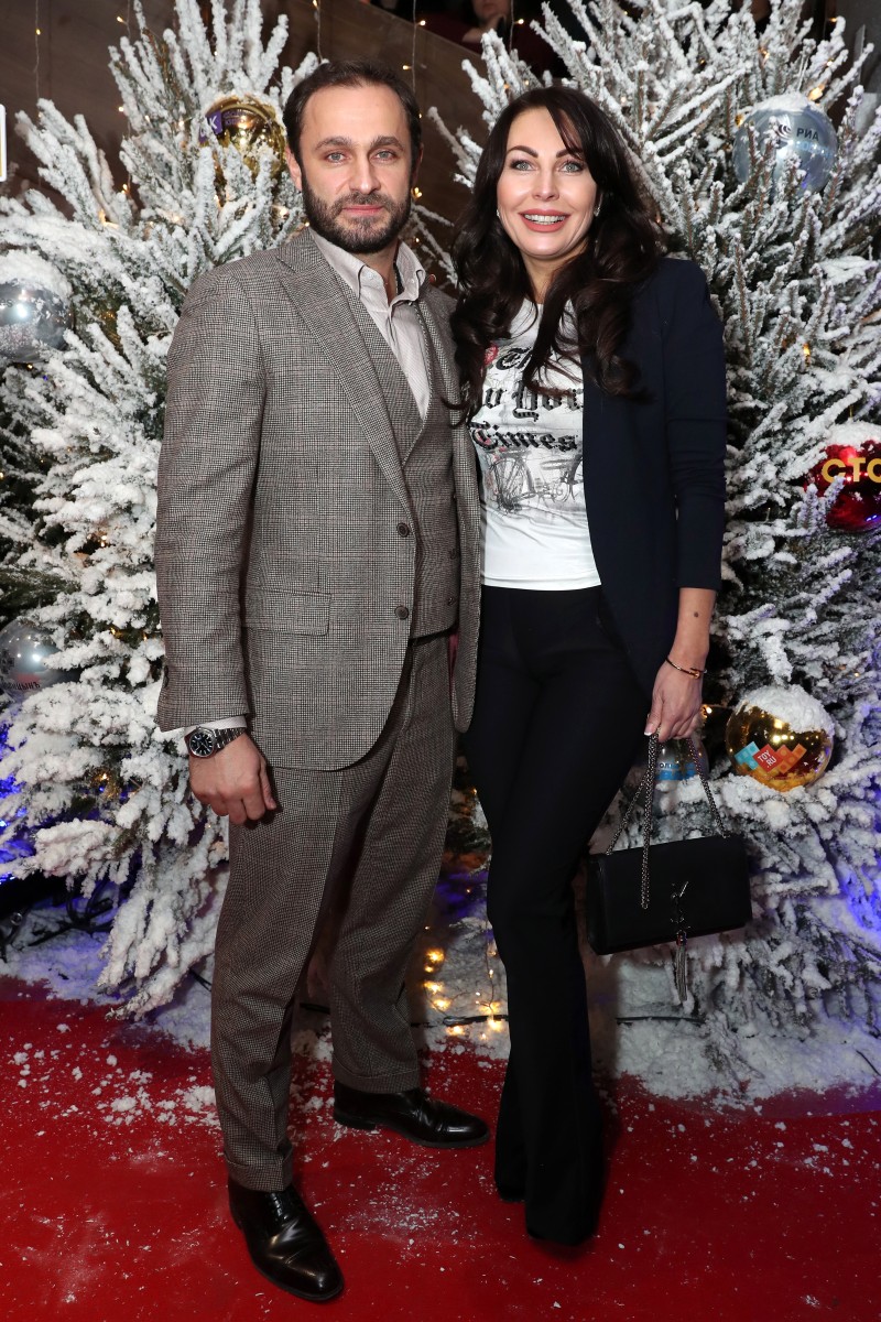 Актриса Наталья Бочкарева со спутником.