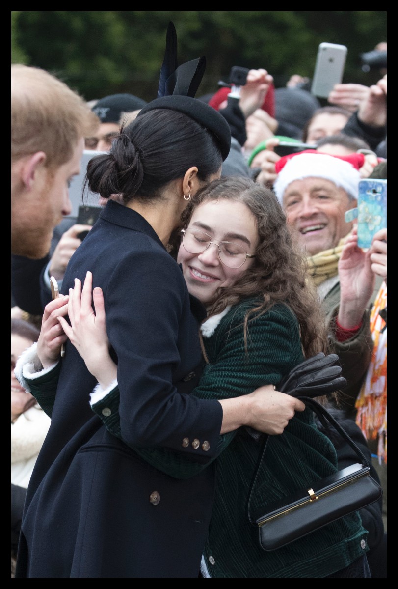 Меган Маркл обнимается с фанатами.