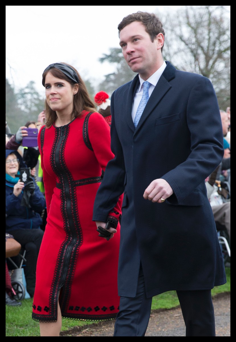 Члены королевской семьи идут на традиционную рождественскую службу.