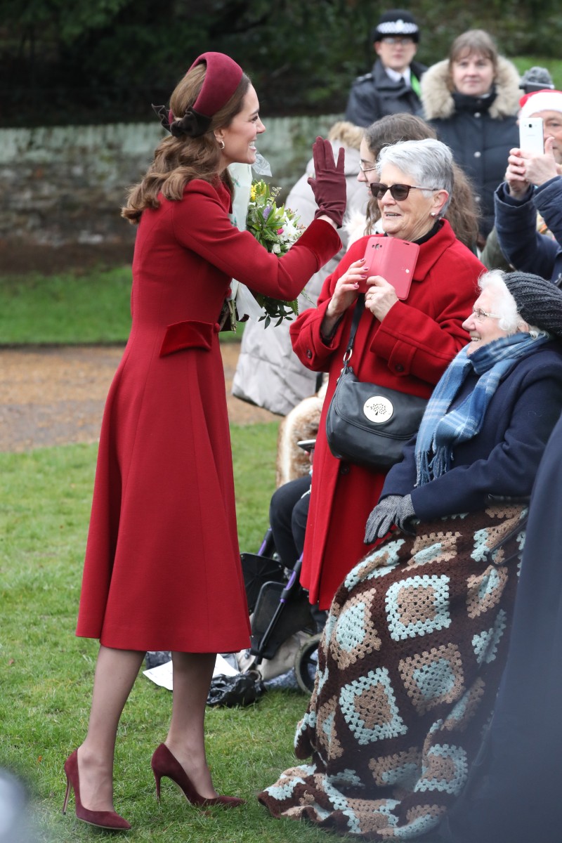 Кейт Миддлтон приветствует публику.