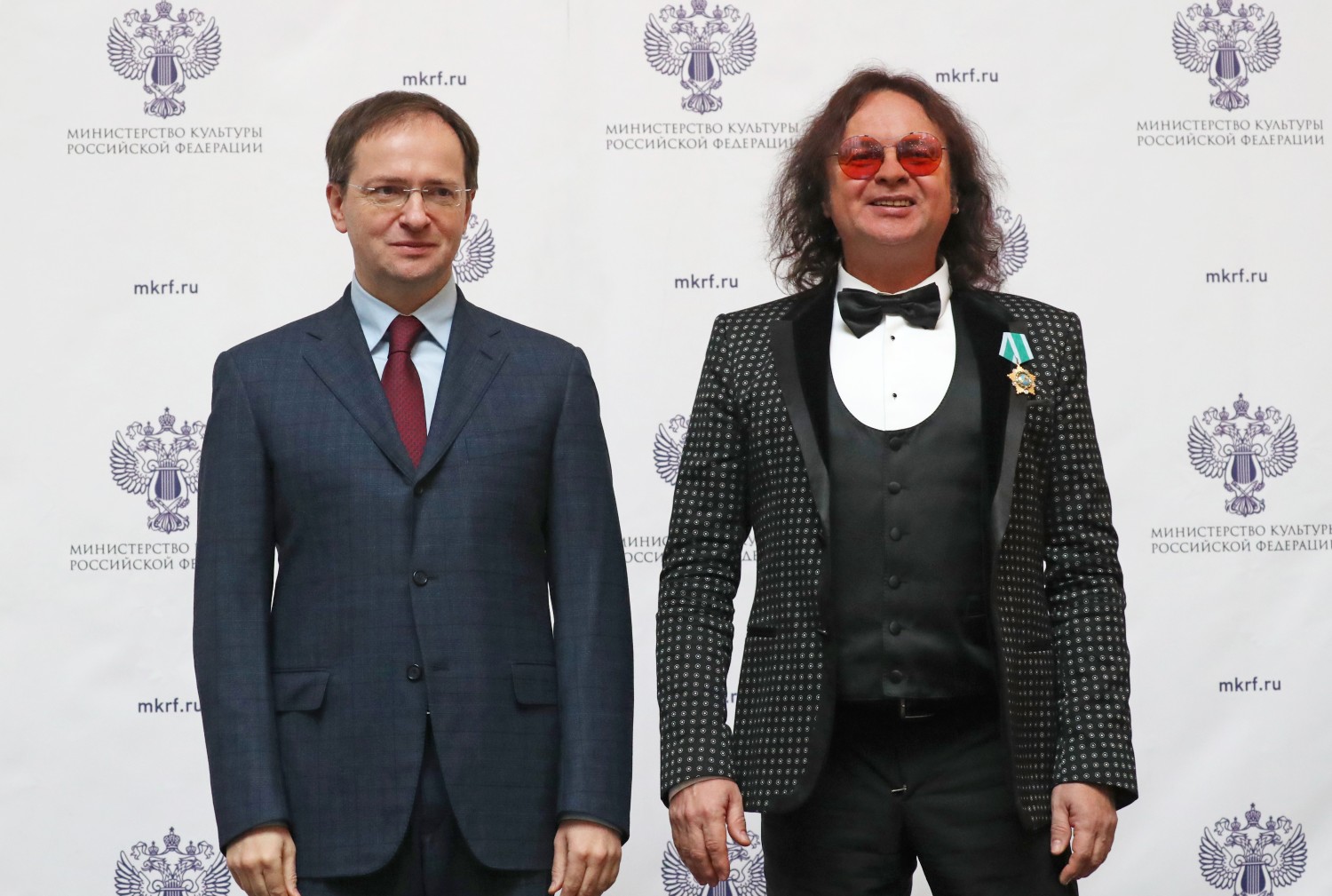 Министр культуры Владимир Мединский и гитарист, композитор Виктор Зинчук.