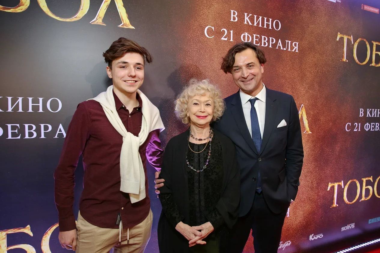 Актриса Светлана Немоляева с сыном Александром Лазаревым (справа) и внуком Сергеем.