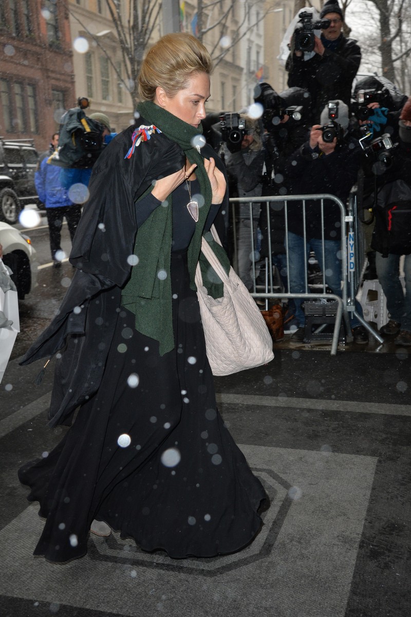 Гости предпочитают не "светиться" перед камерами.