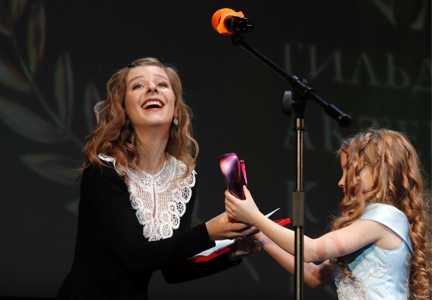 Актриса Елизавета Арзамасова (слева), ставшая лауреатом профессиональной премии Гильдии актеров "Доброе сердце".