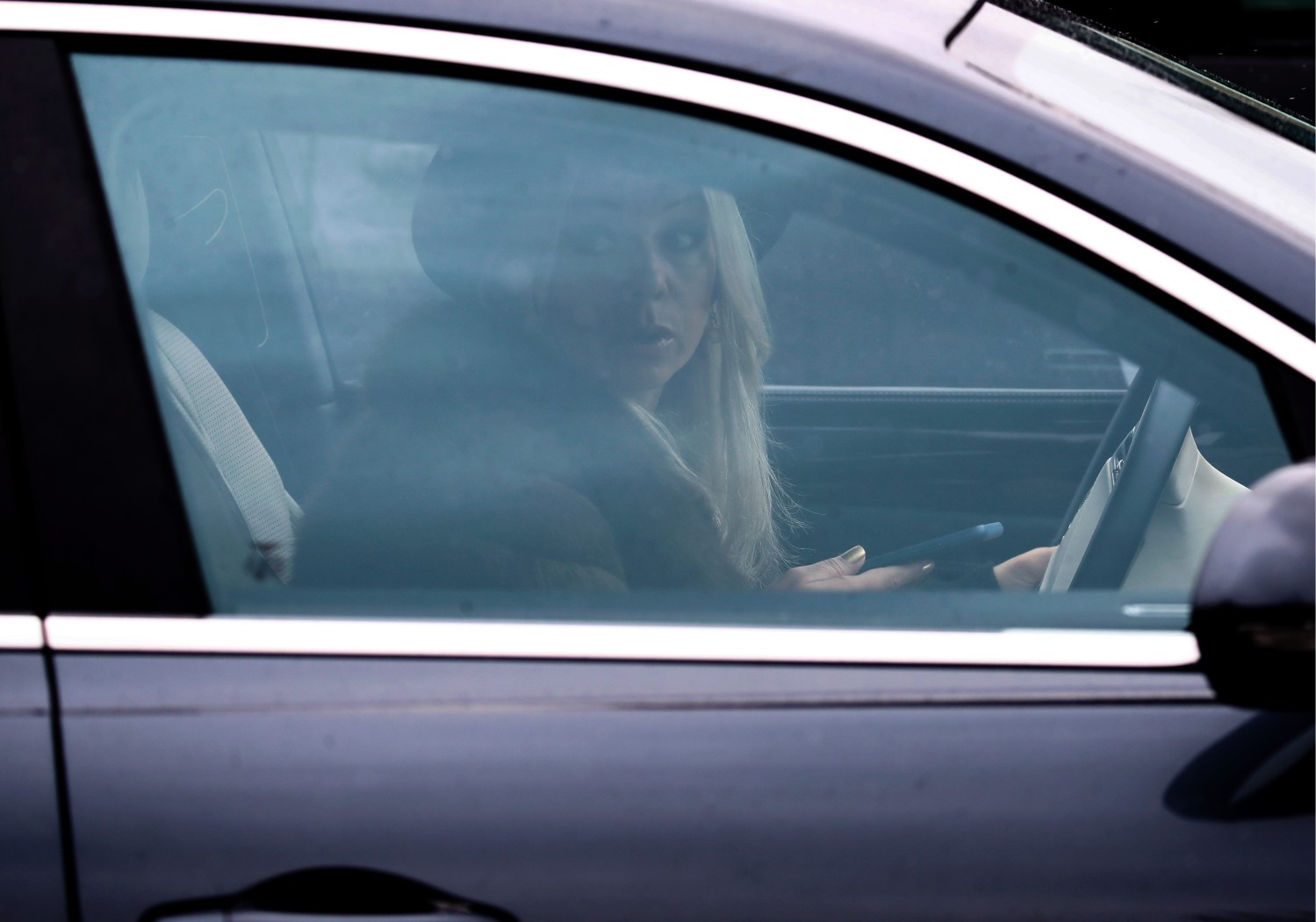 Певица Ирина Салтыкова в своем автомобиле перед началом церемонии прощания с певицей Юлией Началовой на Троекуровском кладбище.