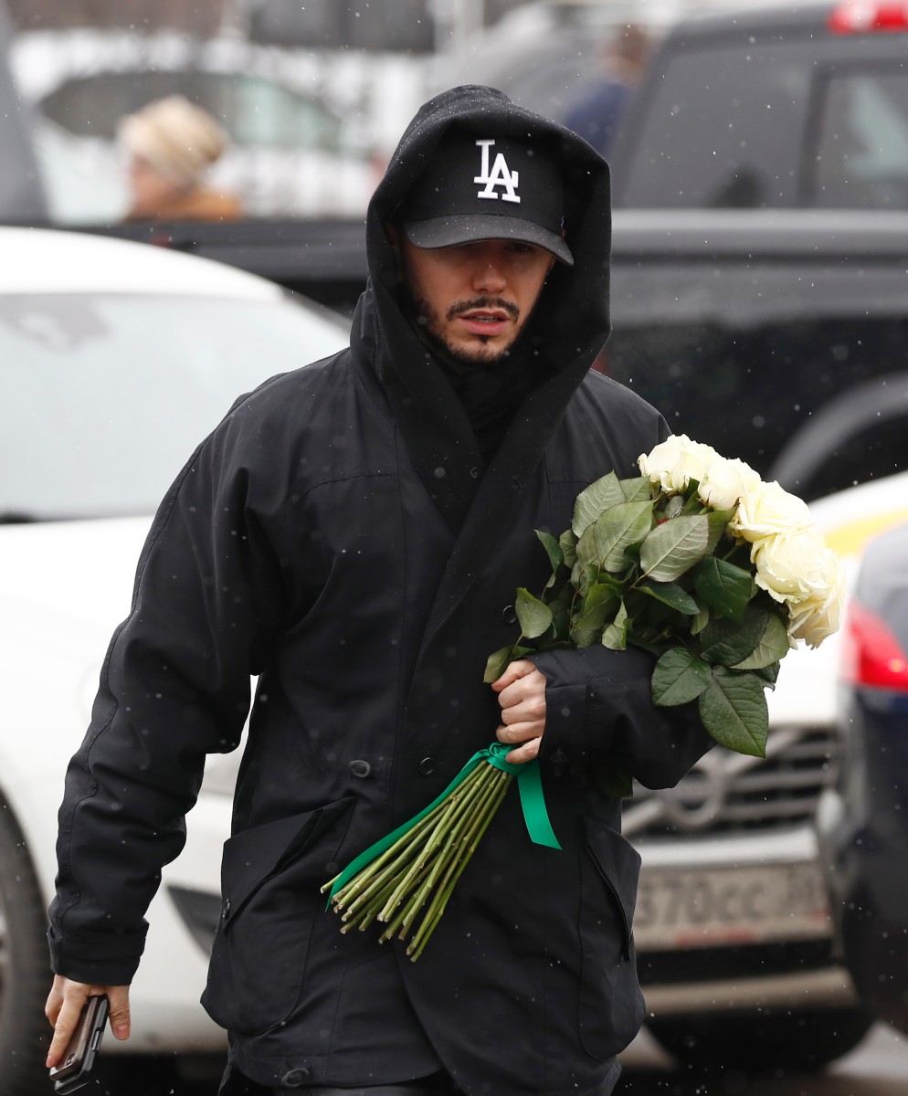 Шоумен Тимур Родригез (Керимов) во время церемонии прощания с певицей Юлией Началовой на Троекуровском кладбище.