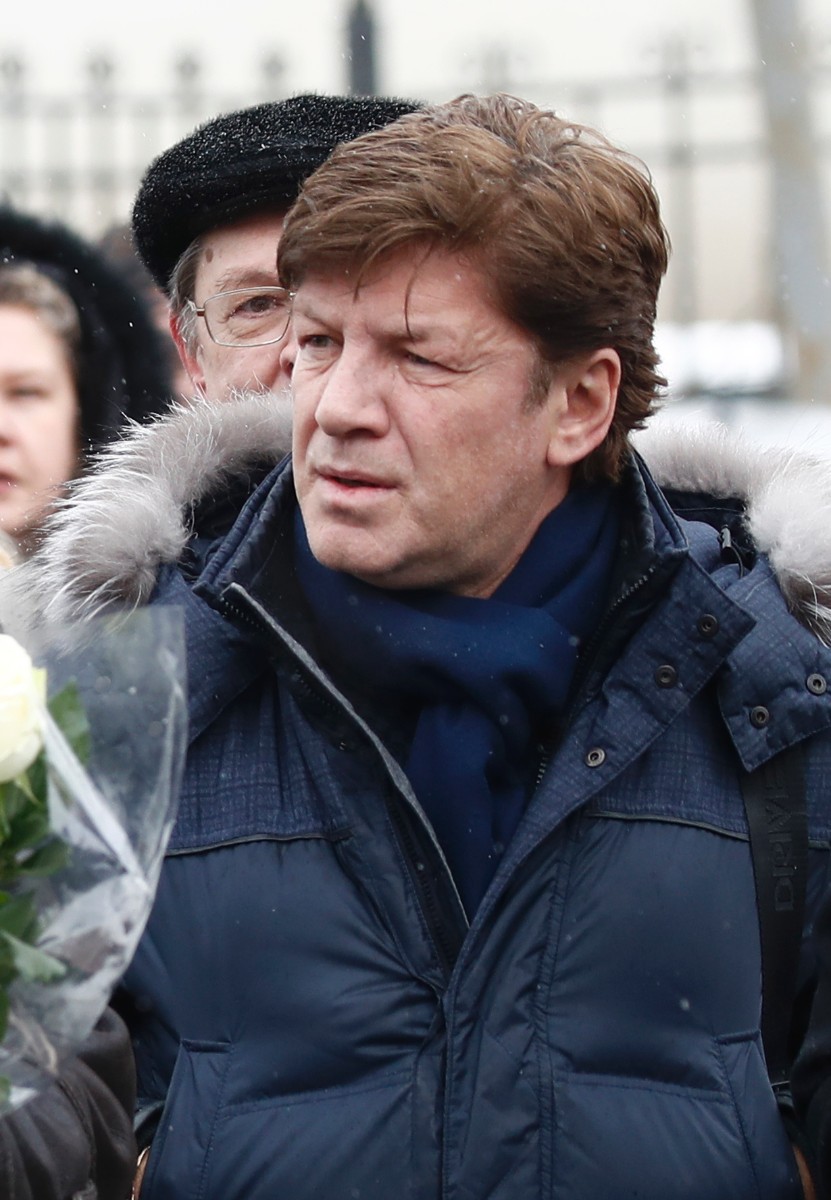 Певец Феликс Царикати во время церемонии прощания с певицей Юлией Началовой на Троекуровском кладбище.