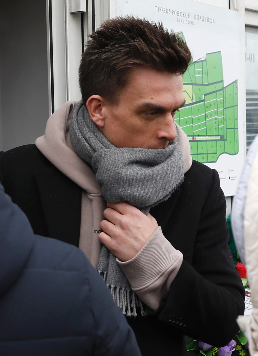 Певец Влад Топалов во время церемонии прощания с певицей Юлией Началовой на Троекуровском кладбище.